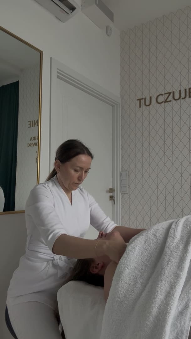 Delikatny drenaż limfatyczny w trakcie japońskiego masażu twarzy Kobido.