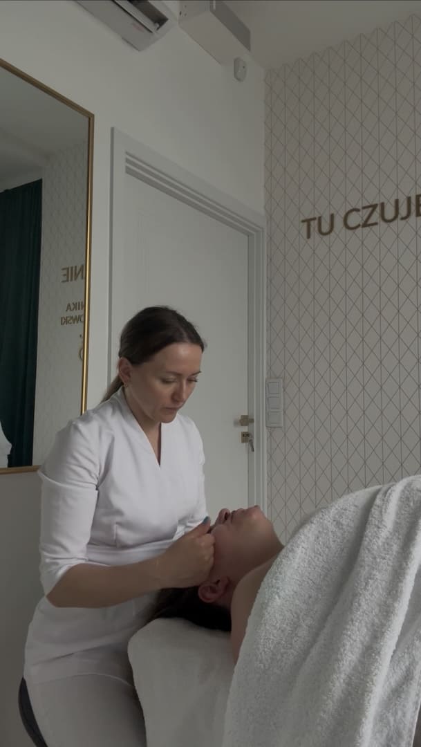 Głęboka praca na mięśniach twarzy w gabinecie w Warszawie.