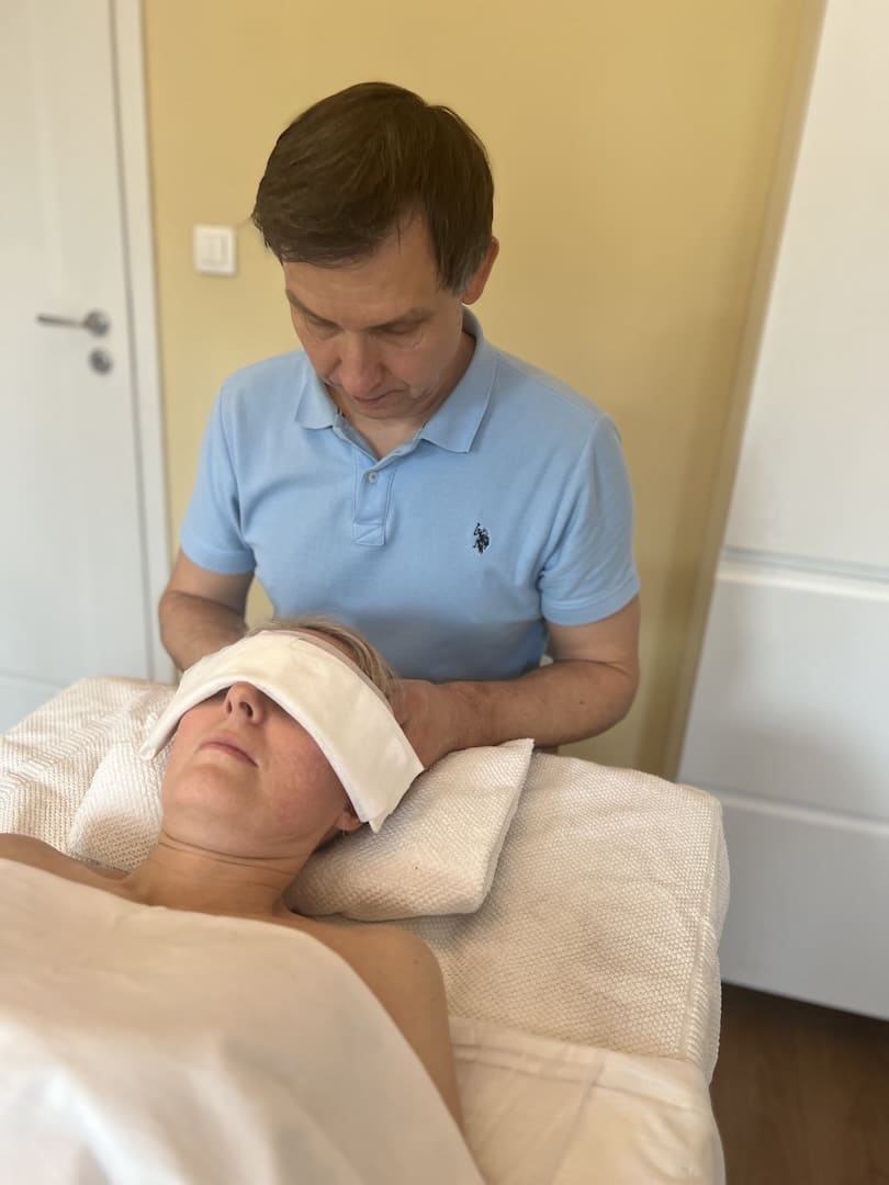 Dawid Kujawiński wykonuje terapię czaszkowo-krzyżową w gabinecie w Warszawie